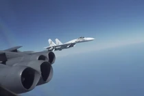 Cận cảnh Su-27 Nga "tạt đầu" B-52 trên Biển Đen khiến Mỹ tức giận