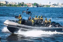 Ít ai biết hãng Kalashnikov có bán xuồng tuần tra cao tốc BK-10 cực mạnh 