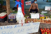 Sau tấm biển “Không đeo khẩu trang bán đắt gấp đôi” của anh bán rau