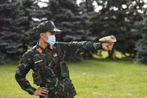 Xạ thủ bắn tỉa Việt Nam dùng đá rèn yếu lĩnh, luyện thể lực 