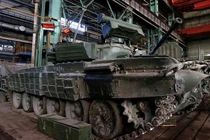 Xe tăng T-64, T-72 cũ nát trong xưởng sửa chữa vũ khí Quân đội Ukraine 