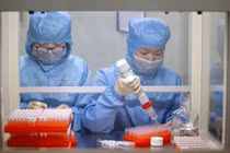 Bệnh nhân từ "ổ dịch" Trường Sinh tái dương tính COVID-19 sau 3 ngày khỏi bệnh