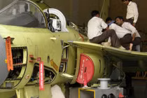 Choáng với cảnh nhếch nhác bên trong nơi "khai sinh" máy bay Tejas Ấn Độ