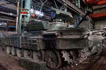 Xe tăng T-64, T-72 cũ nát trong xưởng sửa chữa vũ khí Quân đội Ukraine 