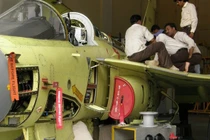 Choáng với cảnh nhếch nhác bên trong nơi "khai sinh" máy bay Tejas Ấn Độ