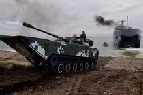 Thiết giáp lội nước ZTD-05 Trung Quốc kéo đến eo biển Đài Loan 