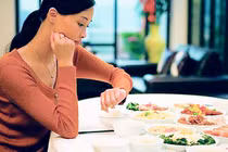 Vợ luôn tất bật mưu sinh còn chồng lúc nào cũng phơi phới