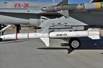 Tên lửa săn radar Mỹ đối đầu S-400 Nga: Khiên mạnh nhất đọ giáo sắc nhất - ai sẽ thắng?