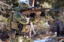 Binh lính bảo vệ sứ quán Mỹ thường sử dụng vũ khí gì?