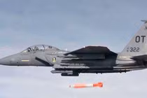 Mãn nhãn xem tiêm kích F-15E Strike Eagle thả bom hạt nhân B61-12