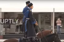 Video: Kỵ binh hộ tống Nga biểu diễn điêu luyện trên lưng ngựa