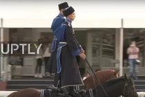 Video: Kỵ binh hộ tống Nga biểu diễn điêu luyện trên lưng ngựa