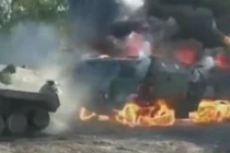 Hãi hùng xe tải quân sự KAMAZ của Nga chìm trong "biển lửa"