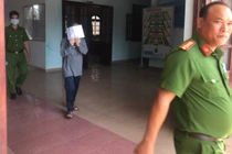 Tiến sĩ chở thiếu nữ sinh năm 2005 đi tham quan rồi đưa vào...nhà nghỉ