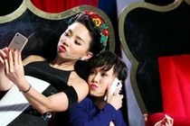 Việt Hương kể xấu giám khảo Tóc Tiên trong “Cười xuyên Việt“