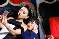 Việt Hương kể xấu giám khảo Tóc Tiên trong “Cười xuyên Việt“