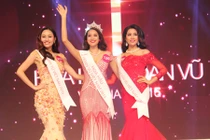 Hình ảnh Phạm Thị Hương đăng quang Hoa hậu Hoàn vũ VN 2015