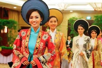 Á hậu Trà My diện áo dài “Vương triều” đón khách Hungary