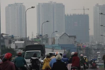 Sài Gòn chìm trong mờ ảo vì sương mù khô