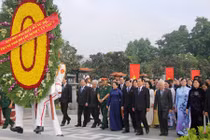 Đoàn Đại biểu ĐHĐB TP HCM dâng hoa Tượng đài Bác Hồ