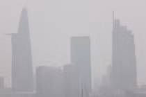 Kỳ lạ Sài Gòn chìm trong sương mù giữa trưa nắng 