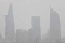 Kỳ lạ Sài Gòn chìm trong sương mù giữa trưa nắng 