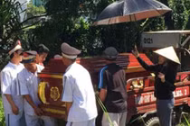 Người thân đau đớn đón thi thể cô gái mang thai chết cháy