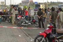 Nam thanh niên la hét trên cầu vượt rồi gieo mình xuống đường