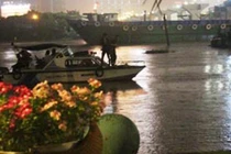 Thiếu nữ lên cầu Sài Gòn nhảy sông tự tử trong mưa