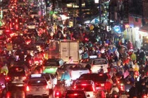 Mưa giông kinh hoàng ở SG ảnh hưởng đường không