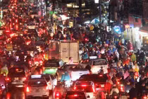 Mưa giông kinh hoàng ở SG ảnh hưởng đường không