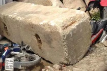 Hàng loạt tảng bê tông rơi xuống đường, đè bẹp nhiều xe máy