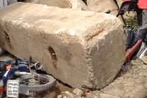 Hàng loạt tảng bê tông rơi xuống đường, đè bẹp nhiều xe máy