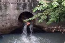 Giải cứu thiếu nữ “ngáo đá” mắc kẹt trong ống cống