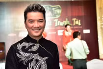 Mr Đàm diện áo dài thêu rồng dự Tài tử tranh tài