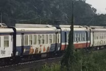 Ngồi chơi giữa đường sắt, nam thanh niên bị tàu tông chết