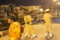 Xe bồn nổ bánh bị xe ben tông lật nhào, tài xế trọng thương