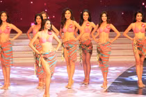 Xem lại màn bikini đốt mắt của người đẹp Hoa hậu Hoàn vũ VN