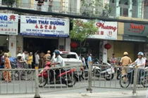 Xe bán tải mất lái tông tiệm thuốc, 2 khách thương nặng