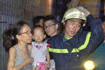 Cả nhà mắc kẹt trong căn nhà cao tầng cháy dữ dội