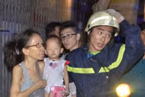 Cả nhà mắc kẹt trong căn nhà cao tầng cháy dữ dội