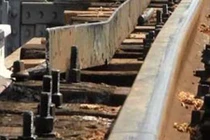 TP HCM: Sà lan đâm lệch đường sắt, các đoàn tàu tê liệt