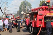 TP HCM: Hỏa hoạn kinh hoàng thiêu rụi 11 ki ốt, 1 người chết