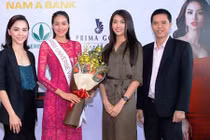 Thiên Lý trao giấy mời cho Phạm Hương thi HHHV thế giới