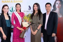 Thiên Lý trao giấy mời cho Phạm Hương thi HHHV thế giới