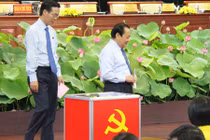 Chủ tịch quận trẻ nhất TP HCM bỏ phiếu bầu BCH Đảng bộ TP