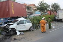 2 cha con kẹt cứng trong ôtô biến dạng sau tai nạn liên hoàn