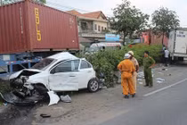 2 cha con kẹt cứng trong ôtô biến dạng sau tai nạn liên hoàn