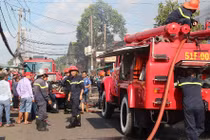 TP HCM: Hỏa hoạn kinh hoàng thiêu rụi 11 ki ốt, 1 người chết