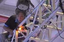 Khách được phen hoảng loạn tại triển lãm ô tô lớn nhất Việt Nam